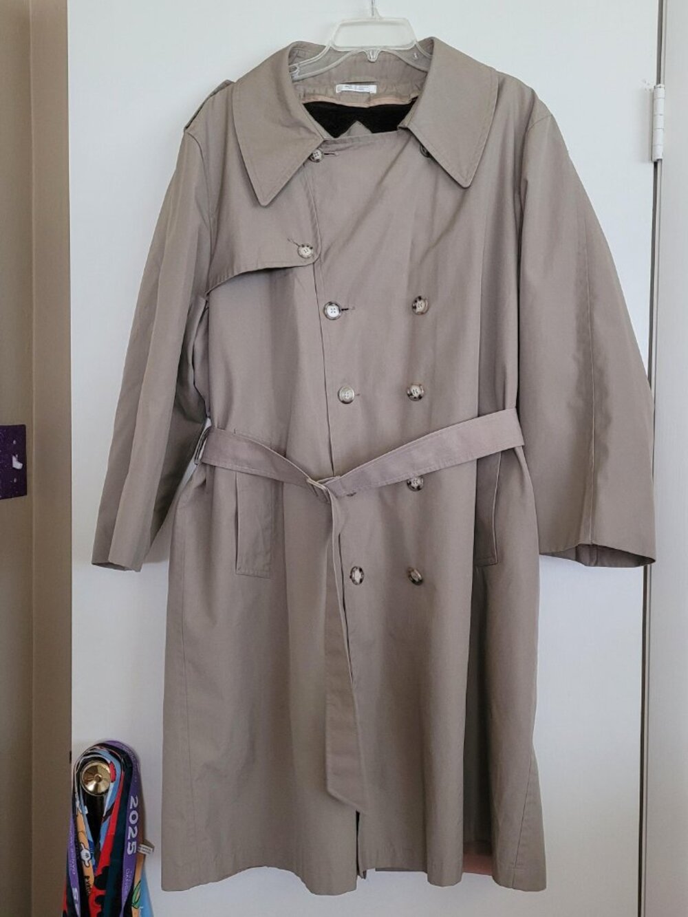 Men's Vintage Double-breasted trench coat with a belted waist, 46R